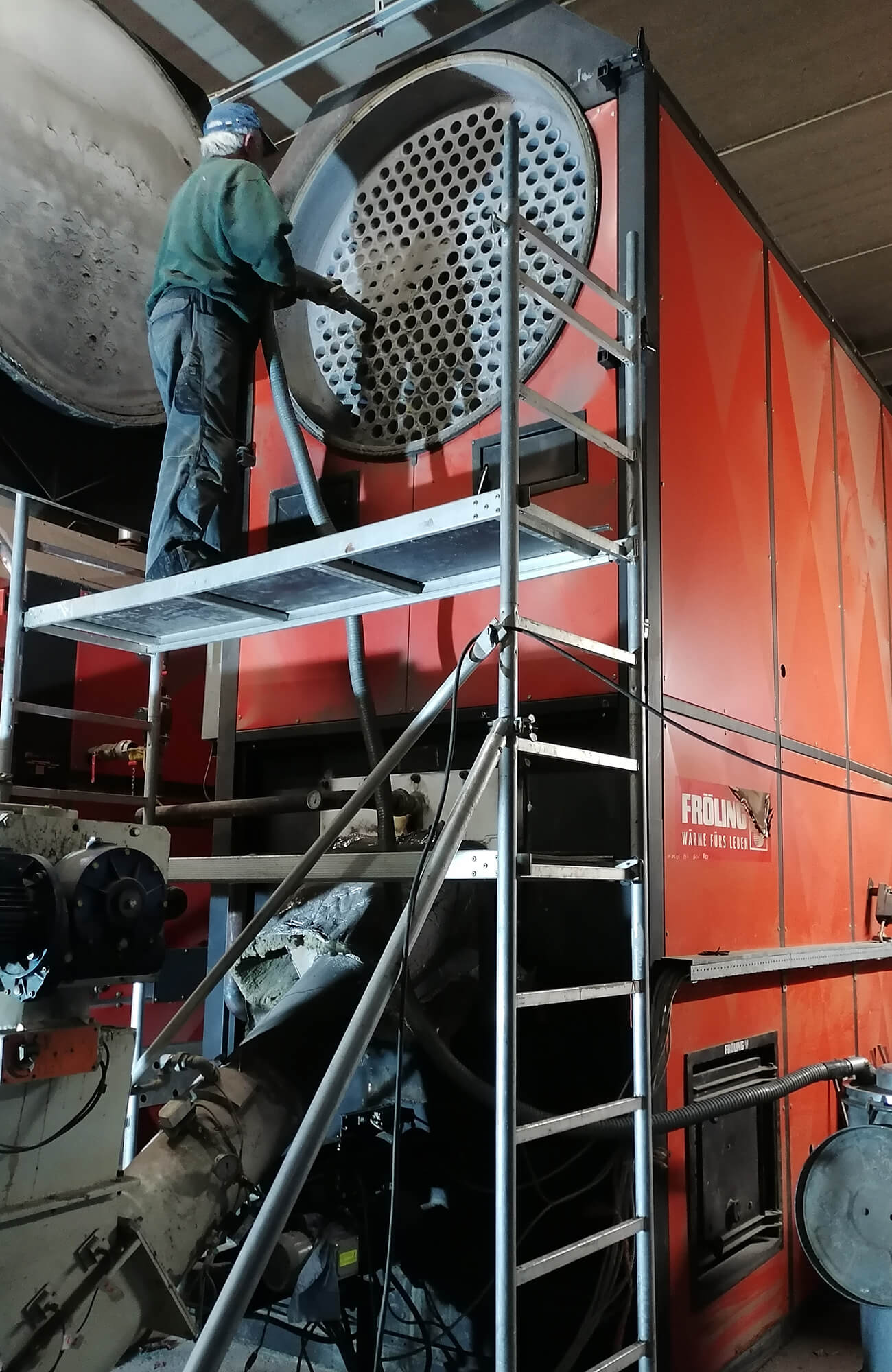 hackgutheizung-pram-installation-heizkessel