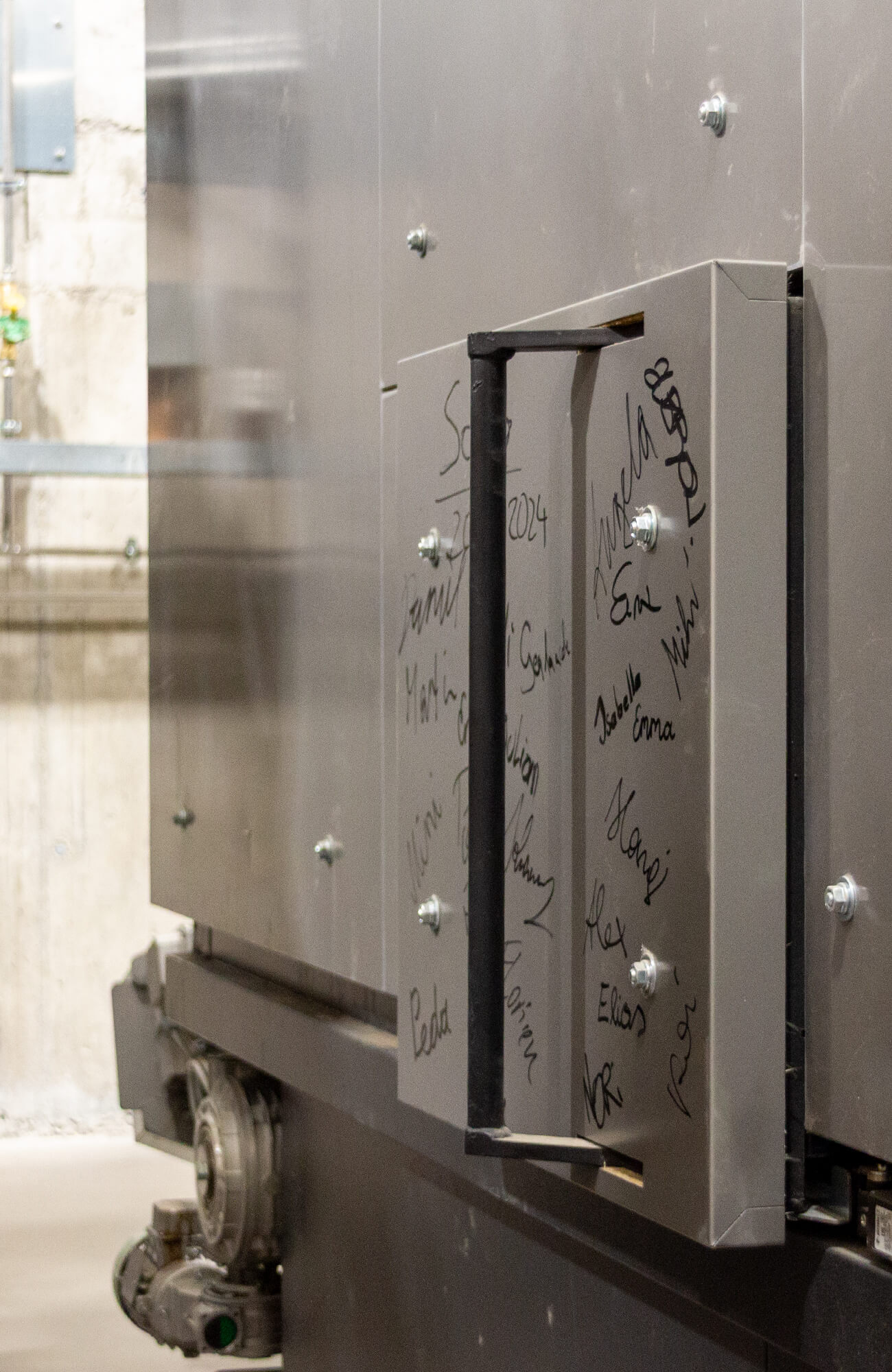 hackschnitzelheizung-tuere-mitarbeiter